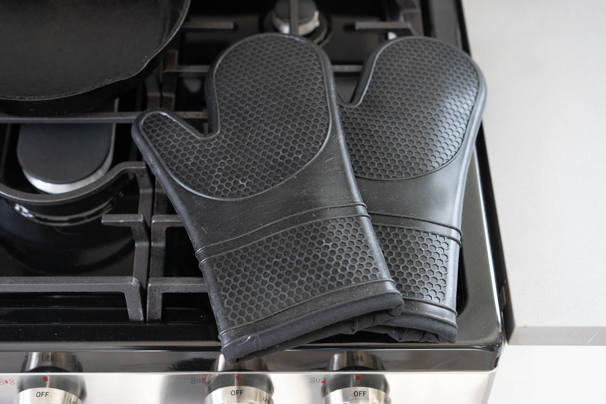 These 'Amazingly Insulated' Oven Mitts Grip 'Better Than a Lobster